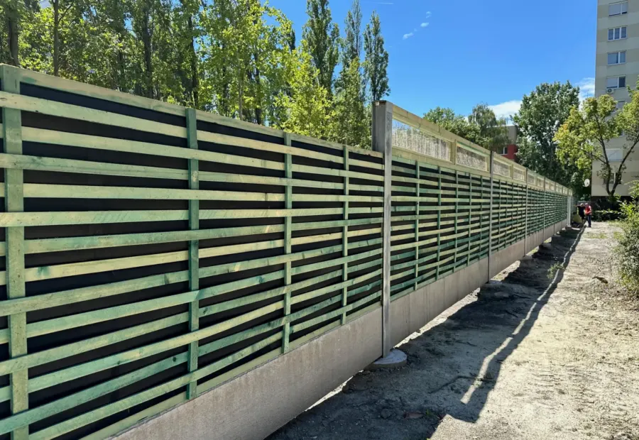 Győr Szigethy Attila úti parkoló – Fa-Akusztik IV, Plexiglas átlátszó műanyag, helyszíni fotó 1