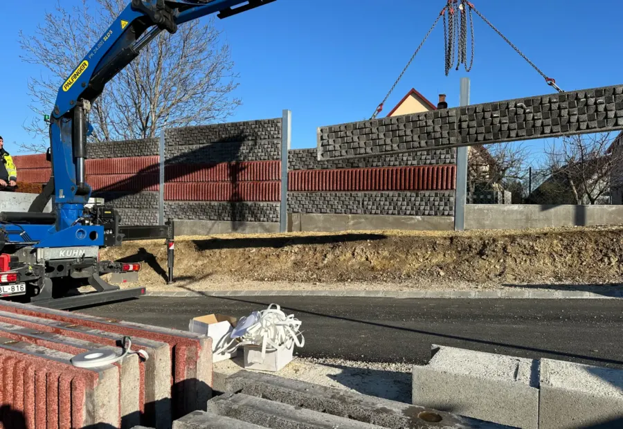 Nemesvámos, ipari létesítmény mellett zajárnyékoló fal – XTR Akusztik-F, XTR Akusztik-F Prizma, helyszíni fotó 1